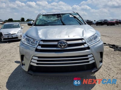 Piąte zdjęcie samochodu w środku: 2017 TOYOTA HIGHLANDER XLE VIN:5TDJZRFH2HS511830 - miniatura