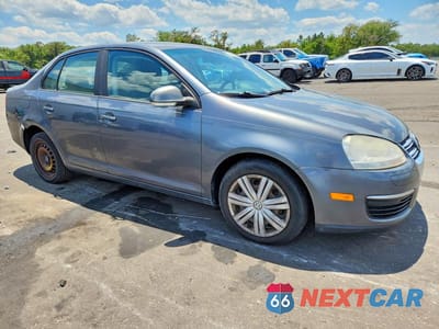 Czwarte zdjęcie samochodu z boku: 2010 VOLKSWAGEN JETTA S VIN:3VWJX7AJ9AM102537 - miniatura