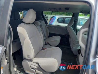 Zdjęcie 11 z 13 samochodu: 2017 TOYOTA SIENNA LE VIN:5TDKZ3DC7HS875654 - miniatura