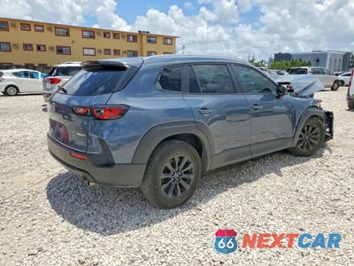 Trzecie zdjęcie samochodu z tyłu: 2024 MAZDA CX-50 PREFERRED VIN:7MMVABBM7RN230293 - miniatura