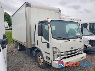 Czwarte zdjęcie samochodu z boku: 2022 ISUZU NPR HD BOX TRUCK VIN:JALC4W163N7016407 - miniatura
