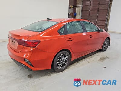 Trzecie zdjęcie samochodu z tyłu: 2022 KIA FORTE LXS VIN:3KPF24AD0NE495585 - miniatura