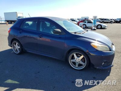 Czwarte zdjęcie samochodu z boku: 2012 TOYOTA COROLLA MATRIX S VIN:2T1KE4EE1CC048882 - miniatura