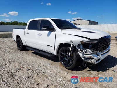 Czwarte zdjęcie samochodu z boku: 2022 RAM 1500 LARAMIE VIN:1C6SRFJT5NN385017 - miniatura