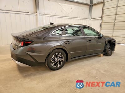 Trzecie zdjęcie samochodu z tyłu: 2026 HYUNDAI SONATA HYBRID BLUE VIN:KMHL24JJ9TA161124 - miniatura