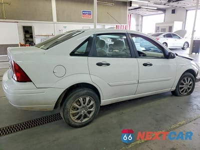 Trzecie zdjęcie samochodu z tyłu: 2004 FORD FOCUS SE COMFORT VIN:1FAHP34364W178105 - miniatura