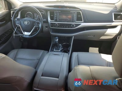 Zdjęcie 8 z 13 samochodu: 2018 TOYOTA HIGHLANDER XLE VIN:5TDJZRFH3JS532451 - miniatura