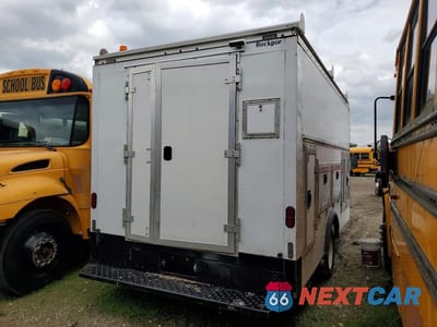 Trzecie zdjęcie samochodu z tyłu: 2019 FORD ECONOLINE E450 SUPER DUTY CUTAWAY VAN VIN:1FDXE4FS7KDC39598 - miniatura