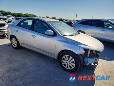 Czwarte zdjęcie samochodu z boku: 2010 KIA FORTE EX VIN:KNAFU4A23A5049300 - miniatura