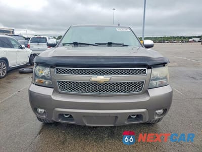 Piąte zdjęcie samochodu w środku: 2011 CHEVROLET SUBURBAN K1500 LTZ VIN:1GNSKKE39BR130530 - miniatura