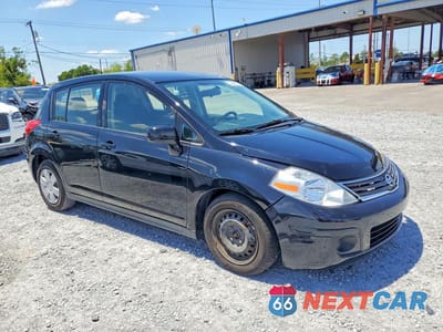 Czwarte zdjęcie samochodu z boku: 2012 NISSAN VERSA 1.8 S VIN:3N1BC1CP2CL379561 - miniatura