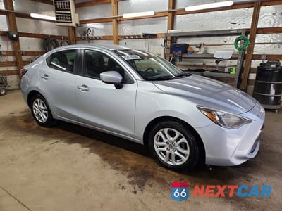 Czwarte zdjęcie samochodu z boku: 2018 TOYOTA YARIS IA BASE VIN:3MYDLBYV9JY321760 - miniatura