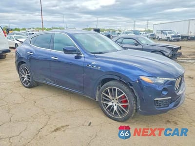 Czwarte zdjęcie samochodu z boku: 2022 MASERATI LEVANTE BASE VIN:ZN661XUA9NX397160 - miniatura