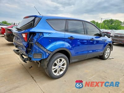 Trzecie zdjęcie samochodu z tyłu: 2019 FORD ESCAPE S VIN:1FMCU0F7XKUC23322 - miniatura