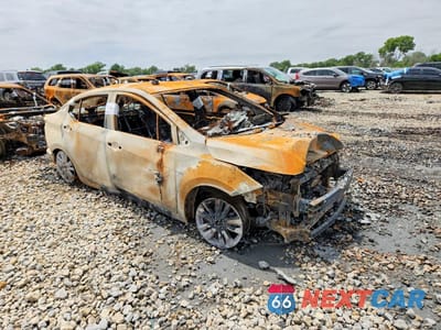 Czwarte zdjęcie samochodu z boku: 2020 NISSAN VERSA SV VIN:3N1CN8EV7LL862420 - miniatura