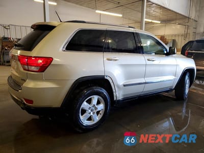 Trzecie zdjęcie samochodu z tyłu: 2011 JEEP GRAND CHEROKEE LAREDO VIN:1J4RR4GG7BC654660 - miniatura