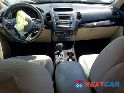 Zdjęcie 8 z 12 samochodu: 2015 KIA SORENTO LX VIN:5XYKTDA70FG659900 - miniatura