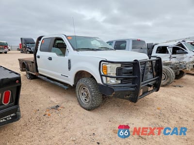Czwarte zdjęcie samochodu z boku: 2017 FORD F250 SUPER DUTY VIN:1FT7W2BT9HEE85687 - miniatura