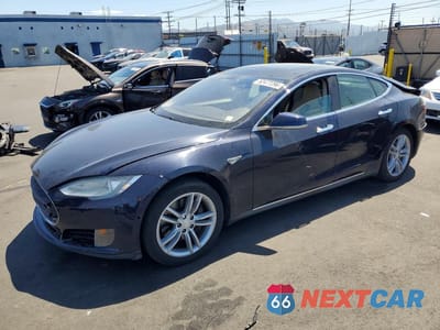 2013 TESLA MODEL S 5YJSA1AG9DFP04681 - główne zdjęcie licytacji z USA - miniatura
