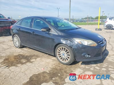 Czwarte zdjęcie samochodu z boku: 2013 FORD FOCUS TITANIUM VIN:1FADP3J26DL276207 - miniatura