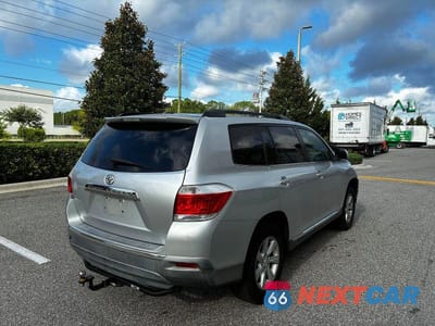 Czwarte zdjęcie samochodu z boku: 2011 TOYOTA HIGHLANDER BASE VIN:5TDZA3EH7BS011047 - miniatura