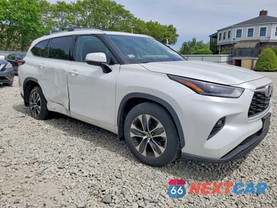 Czwarte zdjęcie samochodu z boku: 2022 TOYOTA HIGHLANDER XLE VIN:5TDGZRBH2NS204427 - miniatura