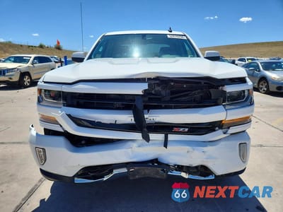 Piąte zdjęcie samochodu w środku: 2017 CHEVROLET SILVERADO K1500 LT VIN:3GCUKREC6HG431016 - miniatura