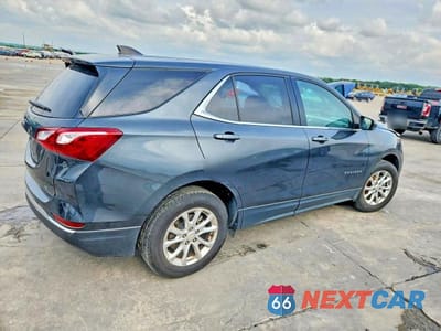 Trzecie zdjęcie samochodu z tyłu: 2020 CHEVROLET EQUINOX LT VIN:2GNAXKEV8L6197244 - miniatura