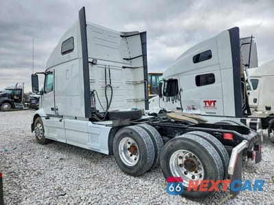 Trzecie zdjęcie samochodu z tyłu: 2024 VOLVO VNR SEMI TRUCK VIN:4V4WC9EH1RN629758 - miniatura