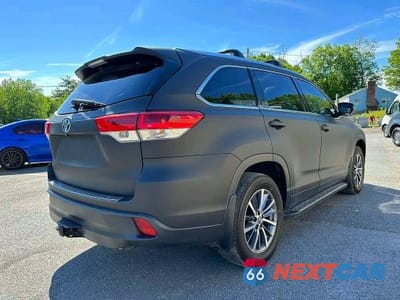 Trzecie zdjęcie samochodu z tyłu: 2019 TOYOTA HIGHLANDER HYBRID XLE VIN:5TDJGRFH7KS073819 - miniatura