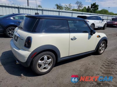 Trzecie zdjęcie samochodu z tyłu: 2009 MINI COOPER VIN:WMWMF33519TW72988 - miniatura