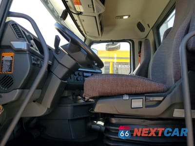 Piąte zdjęcie samochodu w środku: 2021 VOLVO VNR SEMI TRUCK VIN:4V4WC9EH7MN259134 - miniatura