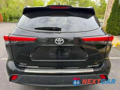 Piąte zdjęcie samochodu w środku: 2022 TOYOTA HIGHLANDER XLE VIN:5TDGZRBH5NS591314 - miniatura
