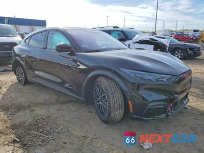 Czwarte zdjęcie samochodu z boku: 2025 FORD MUSTANG MACH-E PREMIUM VIN:3FMTK3SUXSMA05260 - miniatura