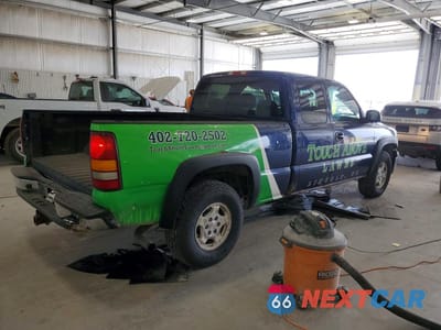 Trzecie zdjęcie samochodu z tyłu: 2002 CHEVROLET SILVERADO K1500 VIN:2GCEK19T621256380 - miniatura