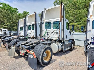 Czwarte zdjęcie samochodu z boku: 2016 FREIGHTLINER CASCADIA 125 SEMI TRUCK VIN:1FUBGEDV4GLHC5656 - miniatura