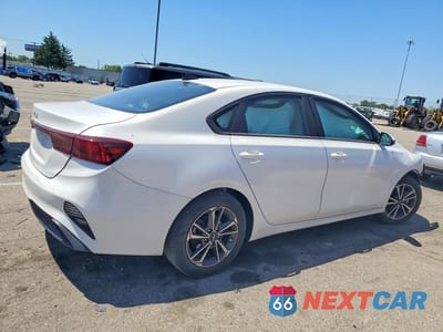 Trzecie zdjęcie samochodu z tyłu: 2023 KIA FORTE LXS VIN:3KPF24AD0PE675460 - miniatura
