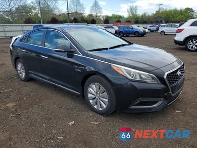 Czwarte zdjęcie samochodu z boku: 2017 HYUNDAI SONATA HYBRID SE VIN:KMHE24L16HA052181 - miniatura