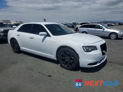 Czwarte zdjęcie samochodu z boku: 2019 CHRYSLER 300 S VIN:2C3CCABG4KH697888 - miniatura