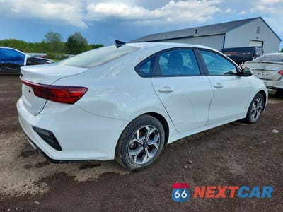 Trzecie zdjęcie samochodu z tyłu: 2021 KIA FORTE LXS VIN:3KPF24AD7ME410014 - miniatura