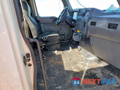 Piąte zdjęcie samochodu w środku: 2020 INTERNATIONAL MV607 BOX TRUCK VIN:3HAEUMML9LL139486 - miniatura