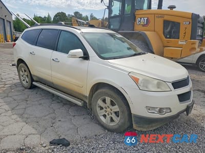 Czwarte zdjęcie samochodu z boku: 2011 CHEVROLET TRAVERSE LT VIN:1GNKRJED2BJ217182 - miniatura