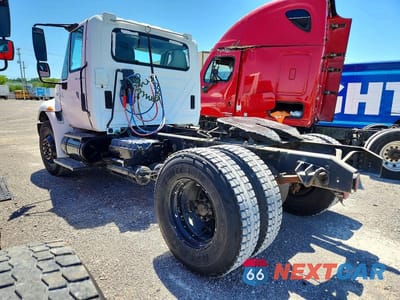Trzecie zdjęcie samochodu z tyłu: 2002 INTERNATIONAL 4400 SEMI TRUCK VIN:1HSMKAAN72H533101 - miniatura