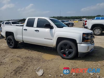 Czwarte zdjęcie samochodu z boku: 2017 CHEVROLET SILVERADO K1500 LT VIN:1GCVKREC5HZ386798 - miniatura