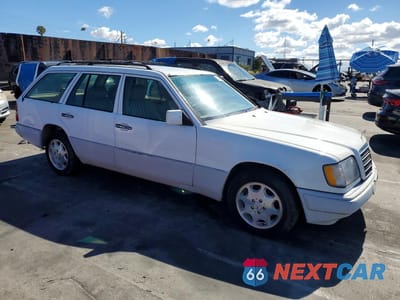 Czwarte zdjęcie samochodu z boku: 1995 MERCEDES-BENZ E 320 VIN:WDBEA92E3SF304552 - miniatura