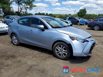 Czwarte zdjęcie samochodu z boku: 2017 TOYOTA YARIS IA BASE VIN:3MYDLBYV1HY194996 - miniatura