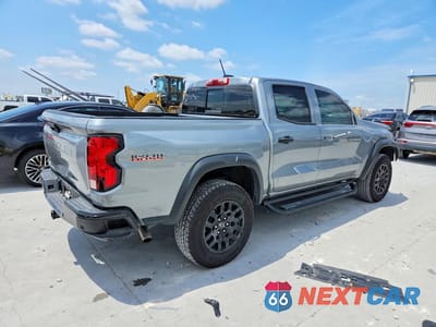 Trzecie zdjęcie samochodu z tyłu: 2025 CHEVROLET COLORADO TRAIL BOSS VIN:1GCPTEEK3S1182898 - miniatura