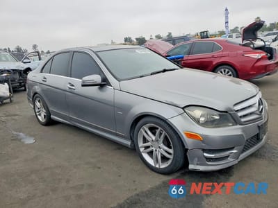 Czwarte zdjęcie samochodu z boku: 2012 MERCEDES-BENZ C 250 VIN:WDDGF4HBXCA615833 - miniatura