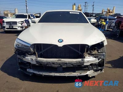 Piąte zdjęcie samochodu w środku: 2019 BMW 530E VIN:WBAJA9C56KB399367 - miniatura