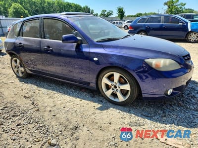 Czwarte zdjęcie samochodu z boku: 2004 MAZDA 3 HATCHBACK VIN:JM1BK143741146439 - miniatura